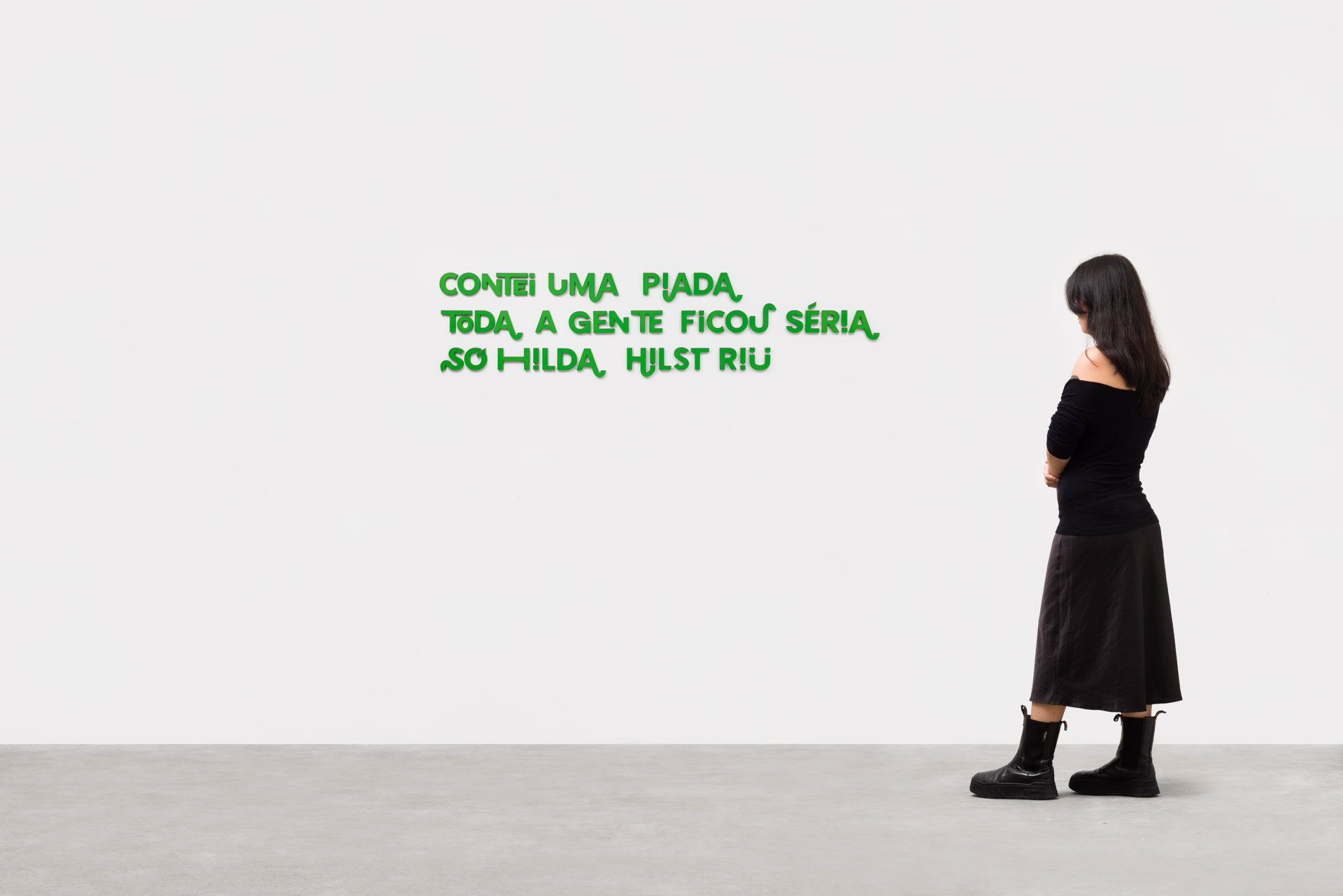 Hilda de Paulo, "contei uma piada / toda a gente ficou séria / só Hilda Hilst riu", 2025. Letreiro confeccionado em MDF 15 mm com recorte especial e pintura automotiva, 150 x 37 cm. Registro fotográfico da obra por Estúdio em Obra.