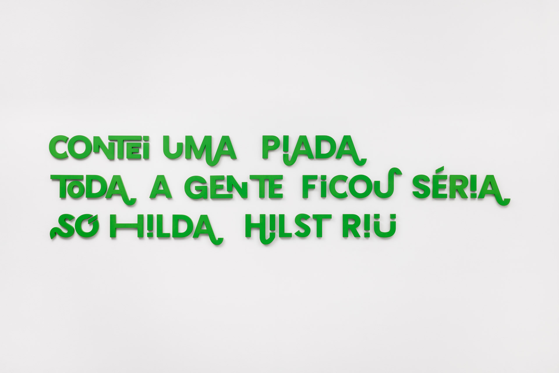 Hilda de Paulo, "contei uma piada / toda a gente ficou séria / só Hilda Hilst riu", 2025. Letreiro confeccionado em MDF 15 mm com recorte especial e pintura automotiva, 150 x 37 cm. Registro fotográfico da obra por Estúdio em Obra.