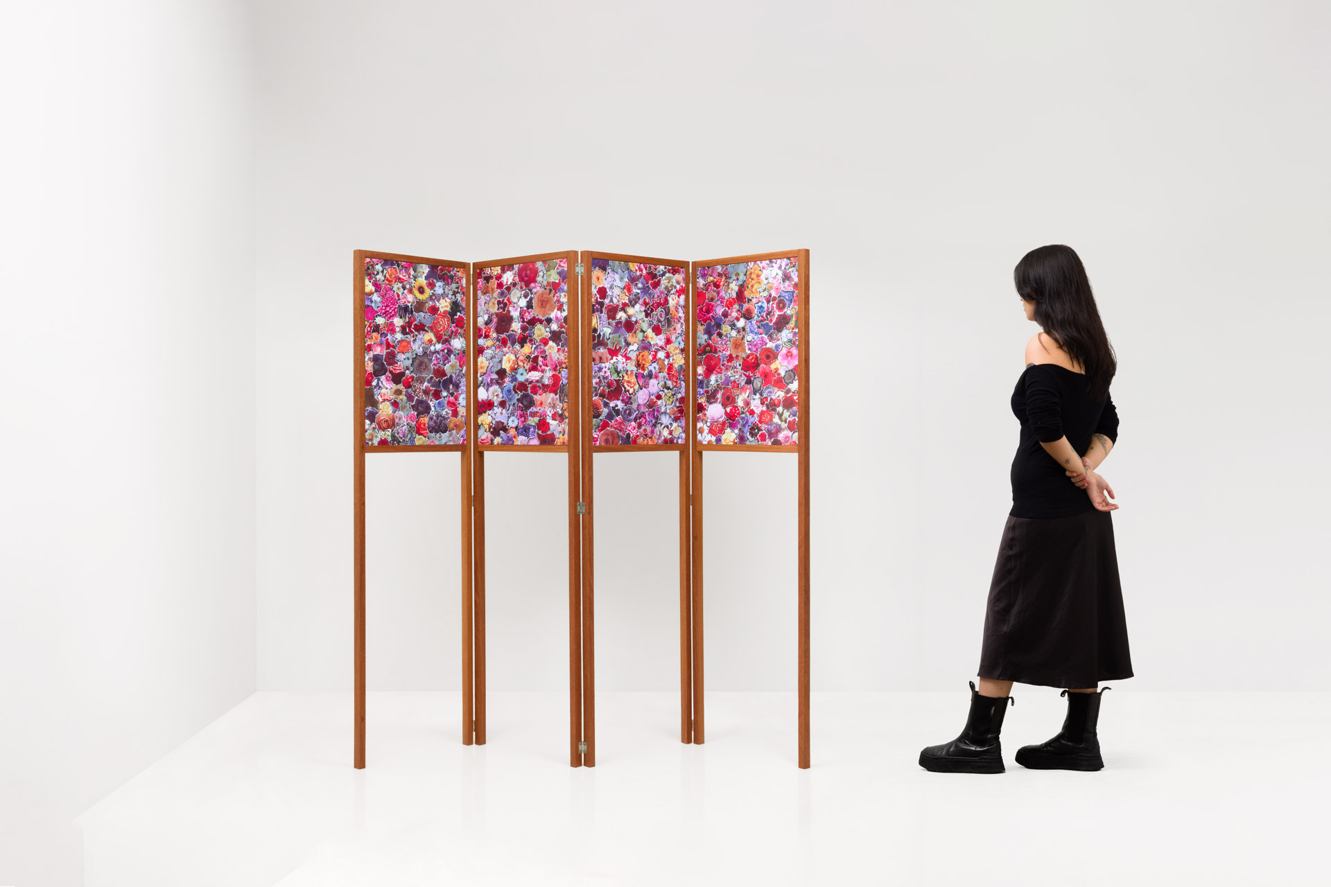 Hilda de Paulo, "Como vai você, Sr. Curador?", 2025. Instalação com oito fotografias (42,2 x 59,5 cm cada), 168,8 x 165 cm aprox. Registro fotográfico da obra por Estúdio em Obra.