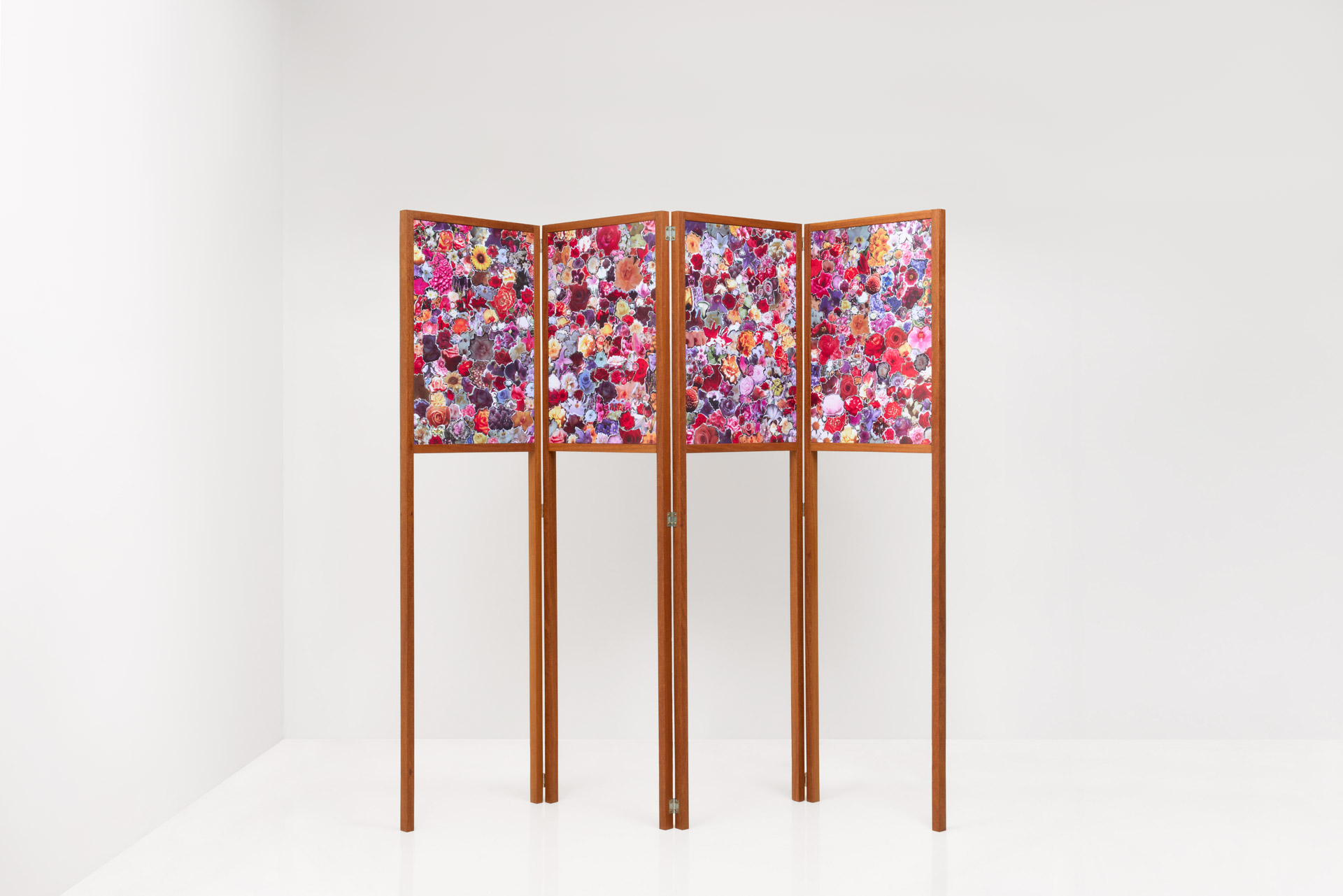 Hilda de Paulo, "Como vai você, Sr. Curador?", 2025. Instalação com oito fotografias (42,2 x 59,5 cm cada), 168,8 x 165 cm aprox. Registro fotográfico da obra por Estúdio em Obra.