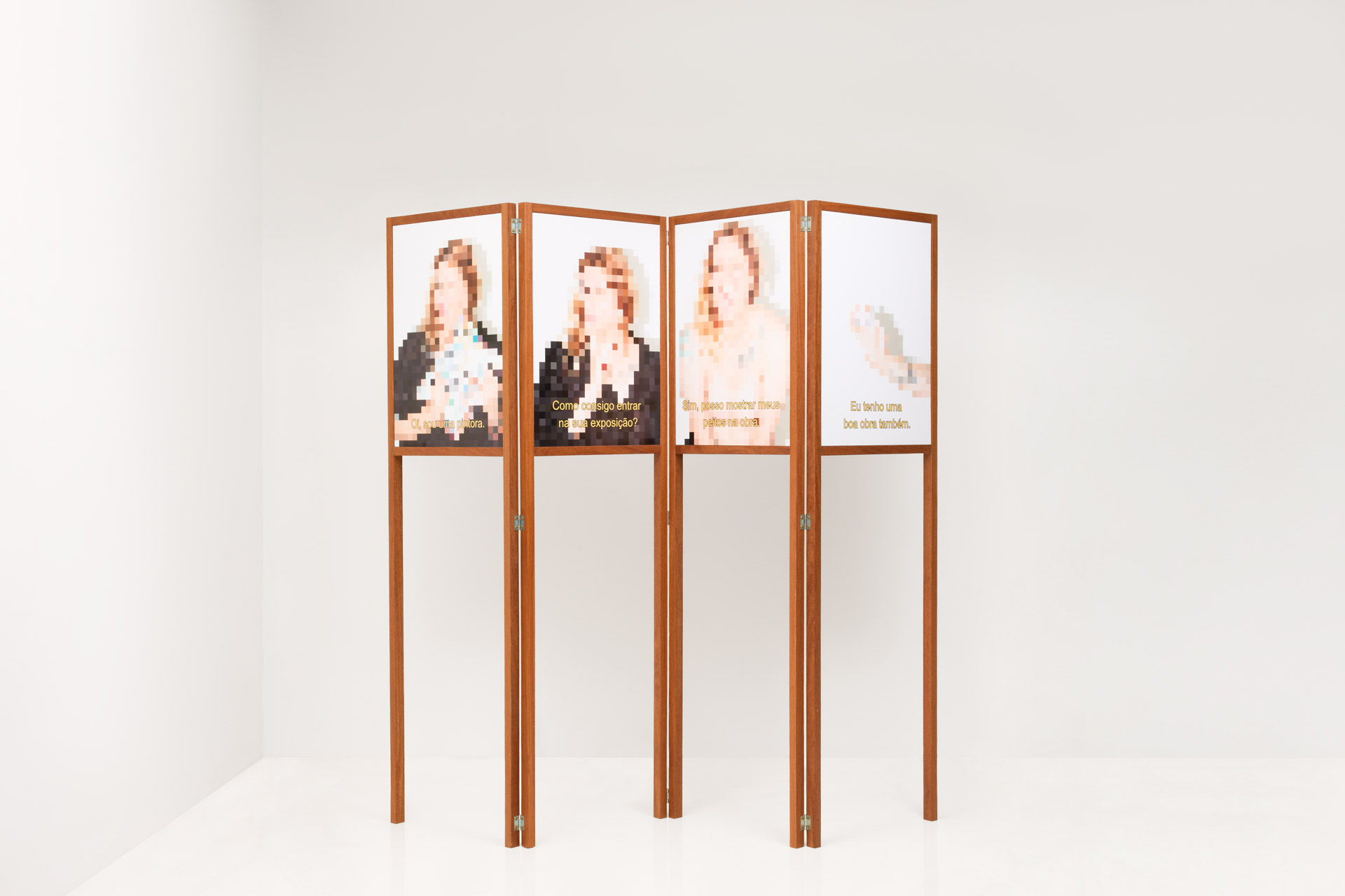 Hilda de Paulo, "Como vai você, Sr. Curador?", 2025. Instalação com oito fotografias (42,2 x 59,5 cm cada), 168,8 x 165 cm aprox. Registro fotográfico da obra por Estúdio em Obra.