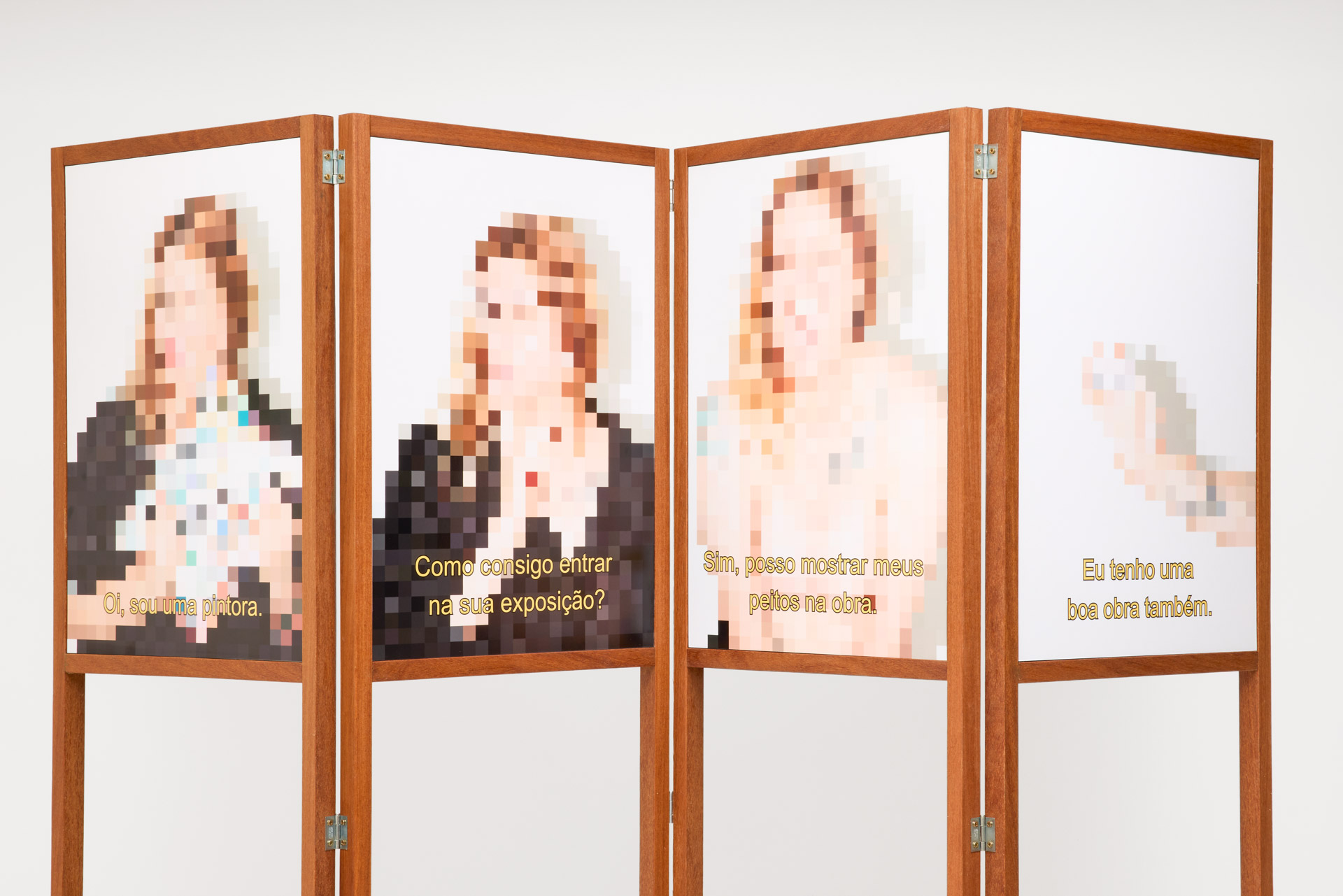 Hilda de Paulo, "Como vai você, Sr. Curador?", 2025. Instalação com oito fotografias (42,2 x 59,5 cm cada), 168,8 x 165 cm aprox. Registro fotográfico da obra por Estúdio em Obra.