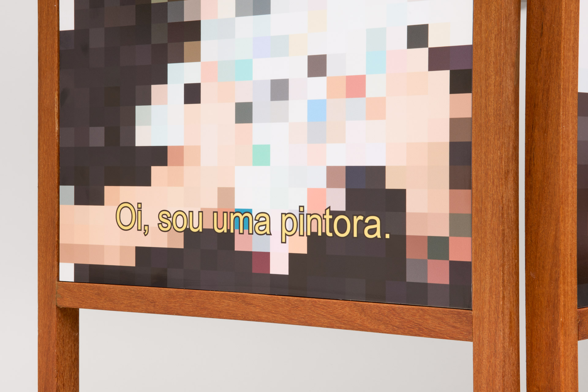 Hilda de Paulo, "Como vai você, Sr. Curador?", 2025. Instalação com oito fotografias (42,2 x 59,5 cm cada), 168,8 x 165 cm aprox. Registro fotográfico da obra por Estúdio em Obra.