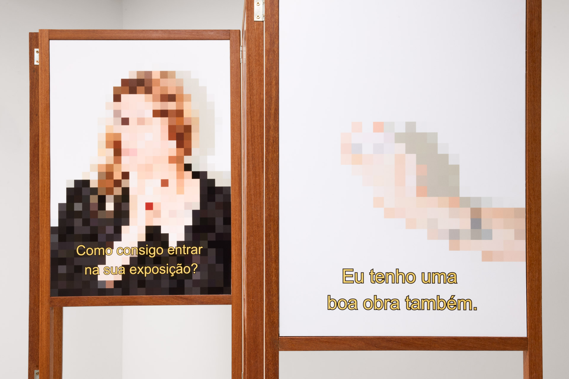 Hilda de Paulo, "Como vai você, Sr. Curador?", 2025. Instalação com oito fotografias (42,2 x 59,5 cm cada), 168,8 x 165 cm aprox. Registro fotográfico da obra por Estúdio em Obra.